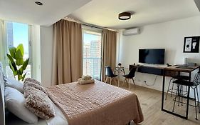 MarDelSuites - Studios Modernos Piso Alto - Vista al Mar, Pileta, Cochera, AC, 2min Playa